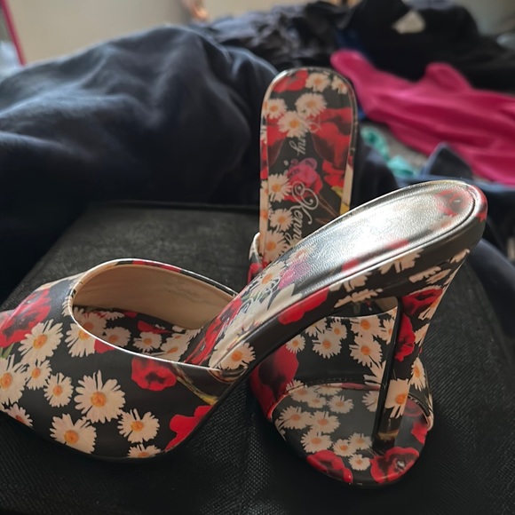 Cute floral print sandal heels. Size 8. Lightly worn. - Picture 1 of 2